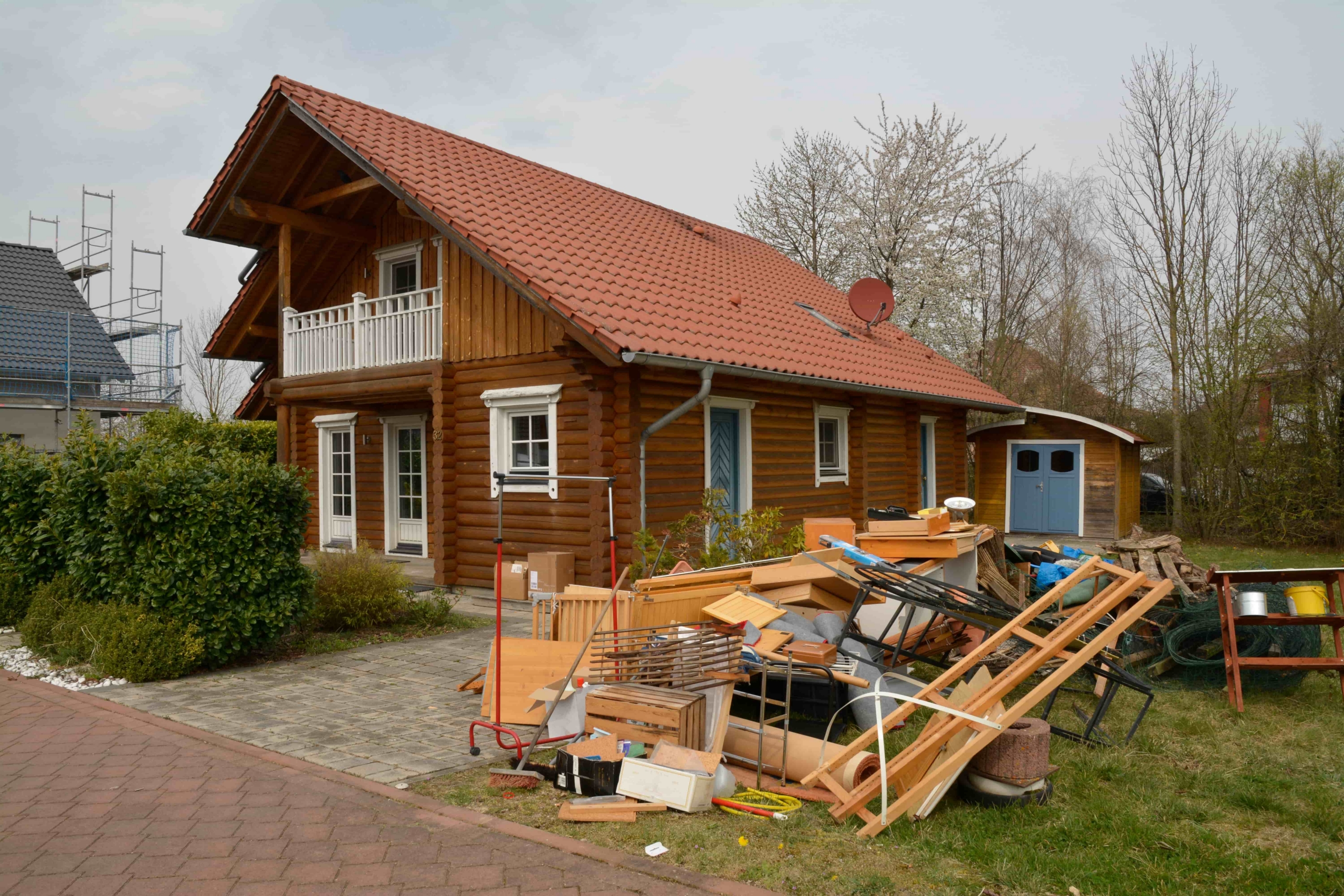 Sortierung von Sperrgut und Recyclingmaterial vor dem Abtransport