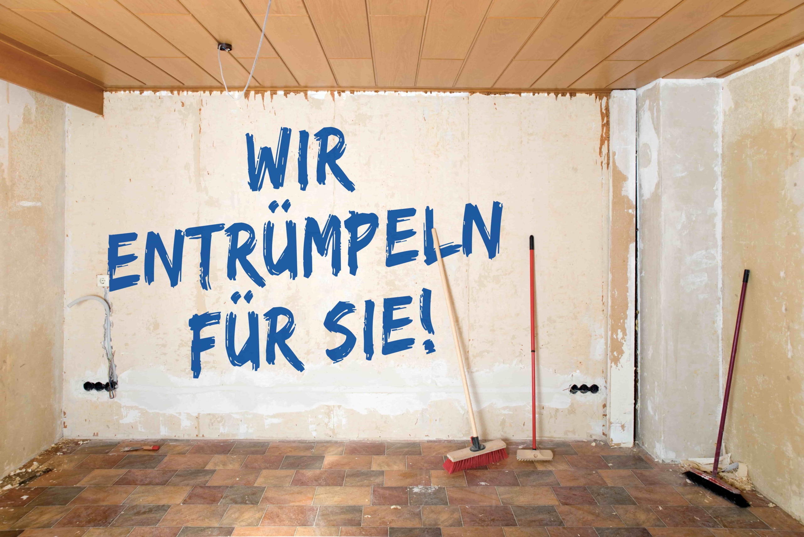 Team von Boeckh beim Ausräumen eines vollgestellten Nebenraums
