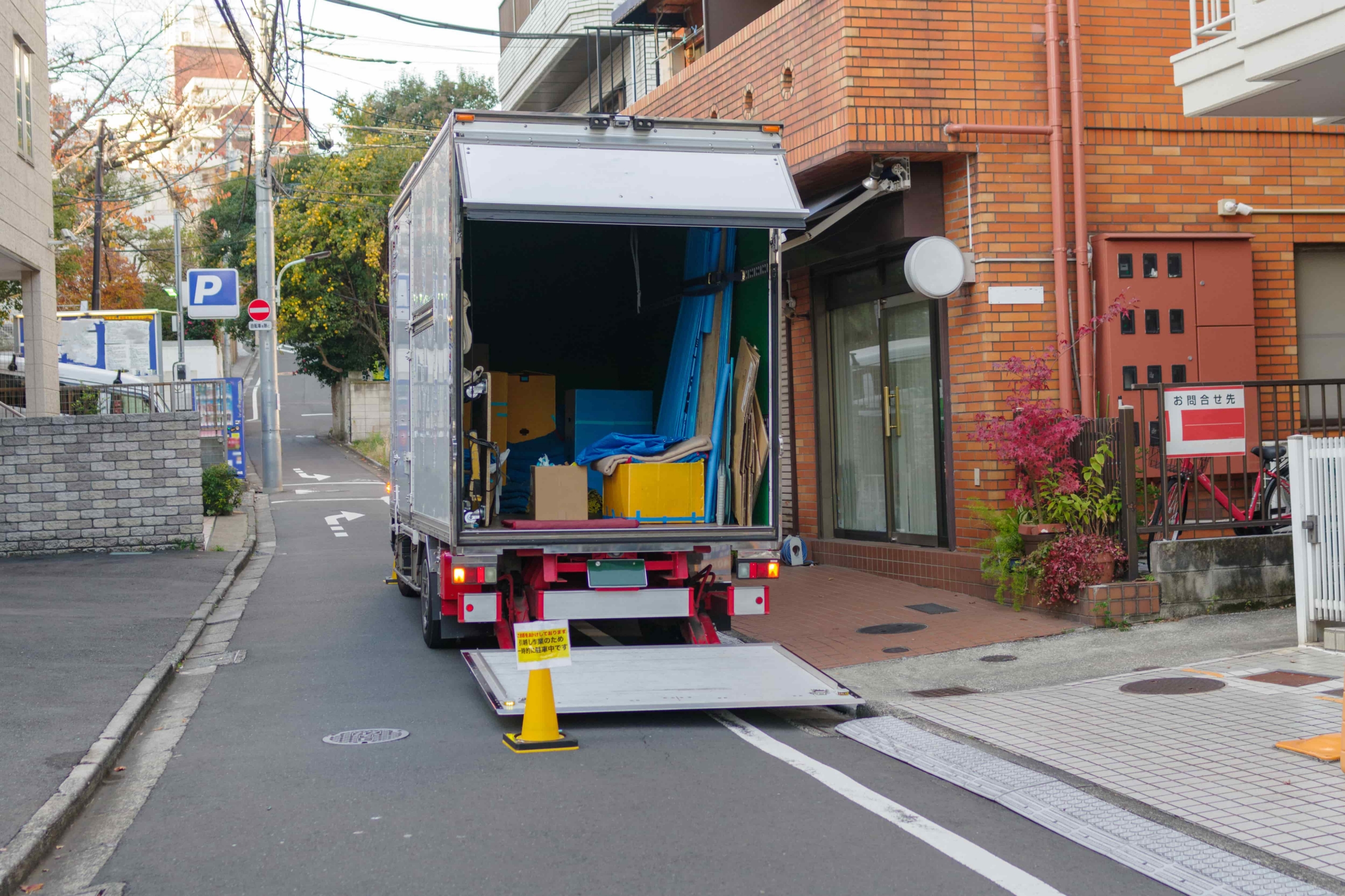 Verladen von Sperrgut und Recyclingmaterial nach einer Räumung